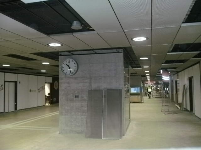 Die typische Bahnhofsuhr. Und eine für Bahnhöfe untypische Leere.