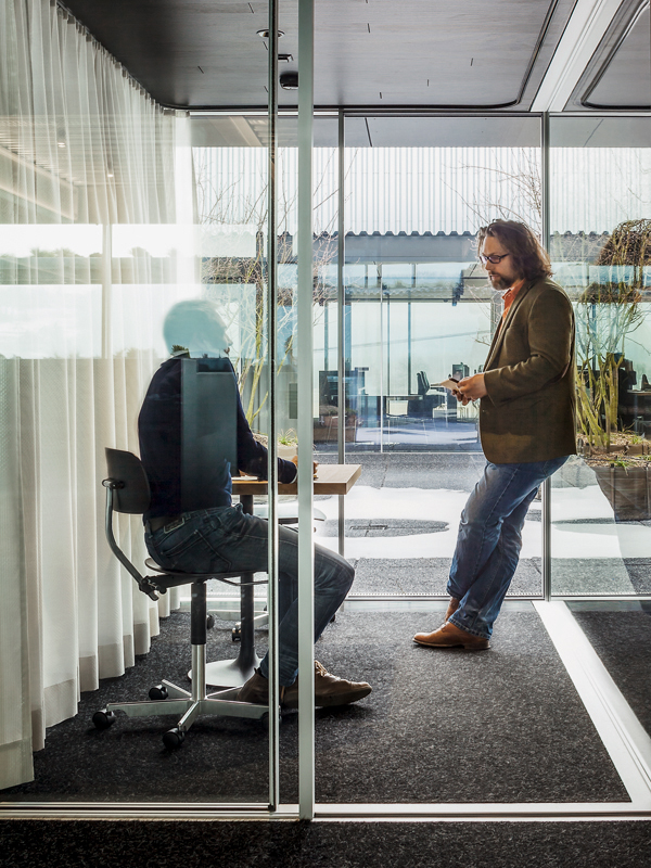 Die Büros und Besprechungsräume im obersten Geschoss reihen sich um den Hof. Gleichzeitig sind sie lebendiger Showroom für die Produkte aus dem eigenen Haus.