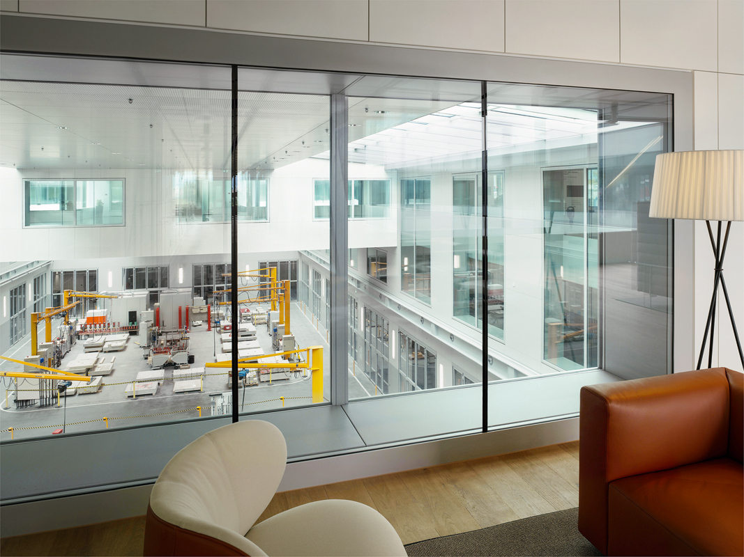 Prüflabor und Besprechungszone sind eng miteinander verzahnt – eine Nachbarschaft mit Herausforderungen: Schall und Erschütterungen mussten eliminiert werden.