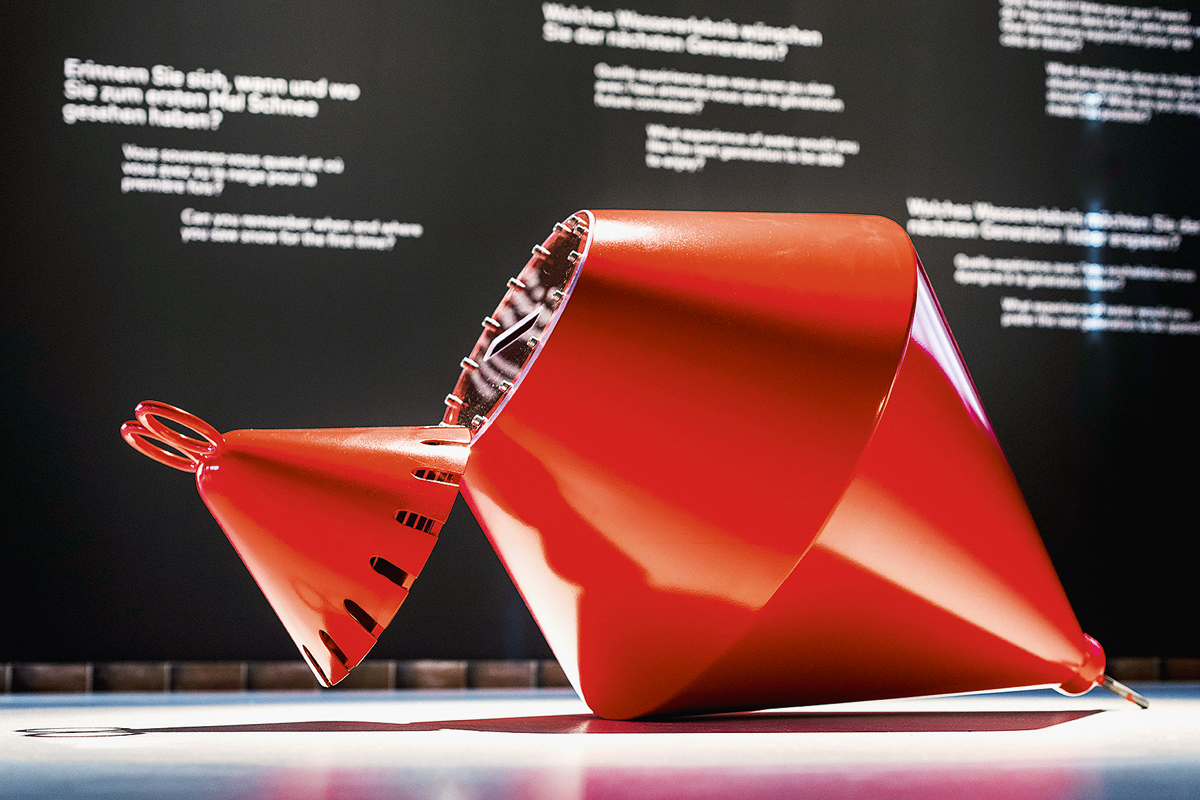 Einer Boje können die Besucher ihre Gedanken zum Thema Wasser anvertrauen. Sie soll nach Ende der Ausstellung auf dem Lago della Piazza ausgewassert und erst 2051 wieder geöffnet werden.