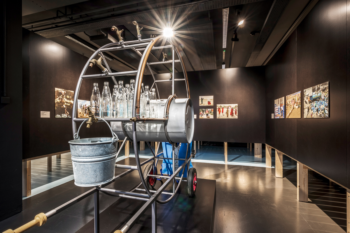 Das Thema «Recht auf Wasser» wird mit der Installation «Portable Water Fountain» inszeniert. Idee und Umsetzung stammen vom Künstlerkollektiv Lucy und Jorge Orta aus London, Paris und Les Moulins.