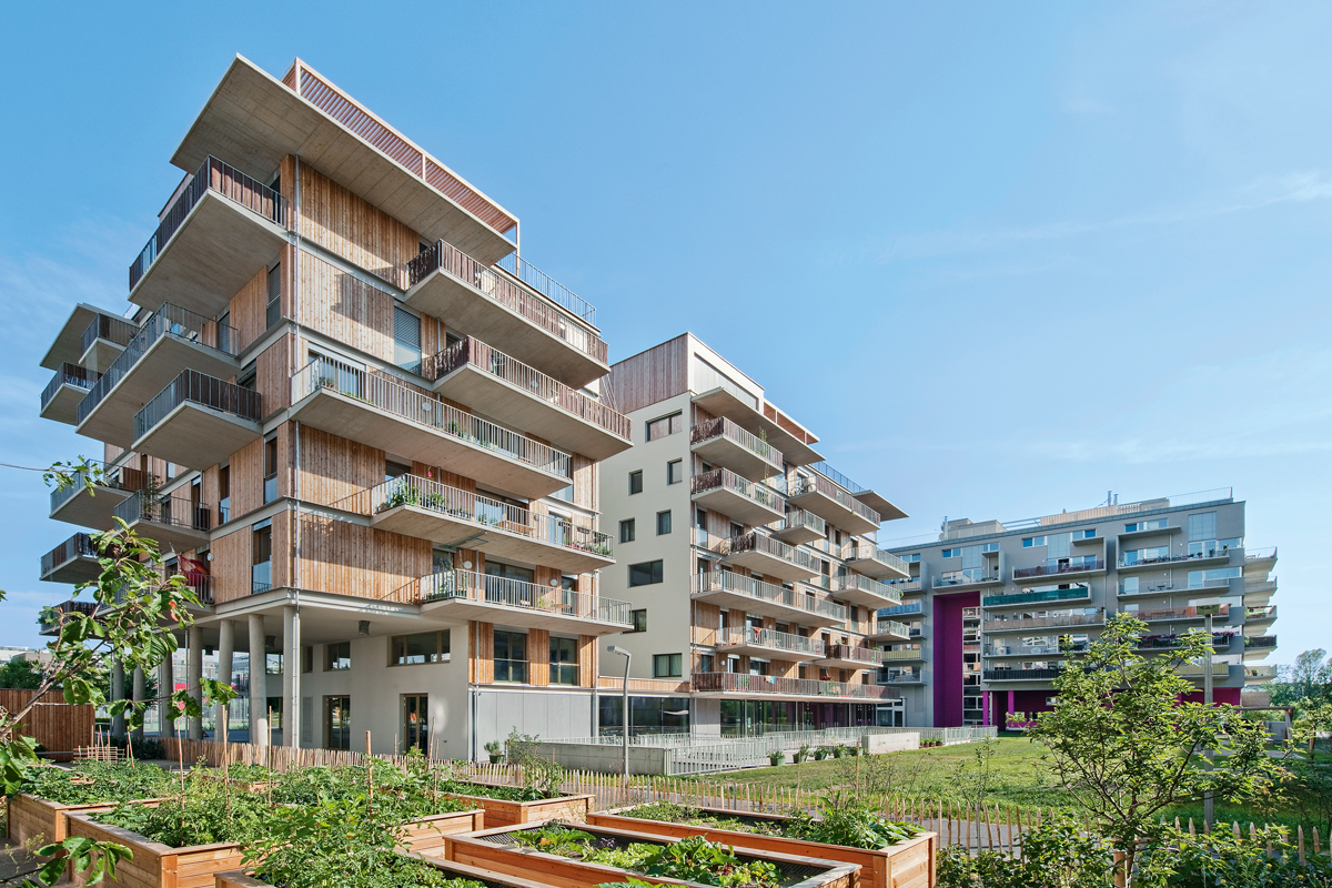 Terrassengrosse Balkone und ein Gemüsebeet im Hof: Wohnhaus der Büros einszueins Architektur und Superblock im Entwicklungsgebiet Nordbahnhof.