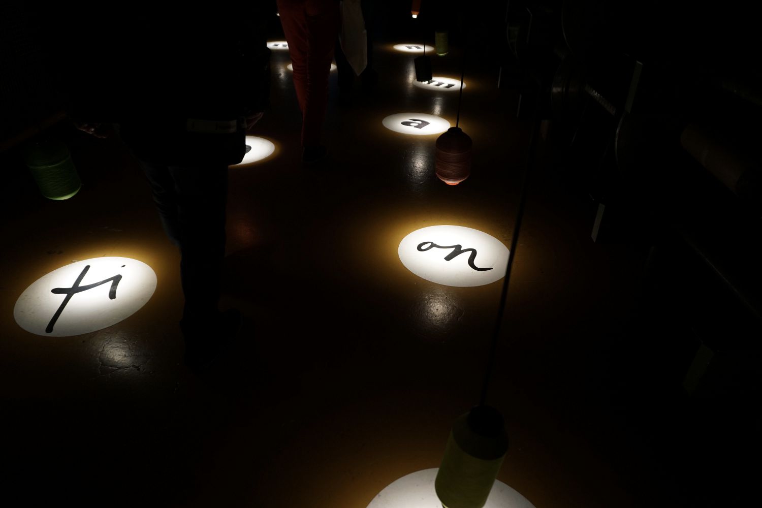 Installazione Création Baumann e Benjamin Thut, filati e videoproiezioni