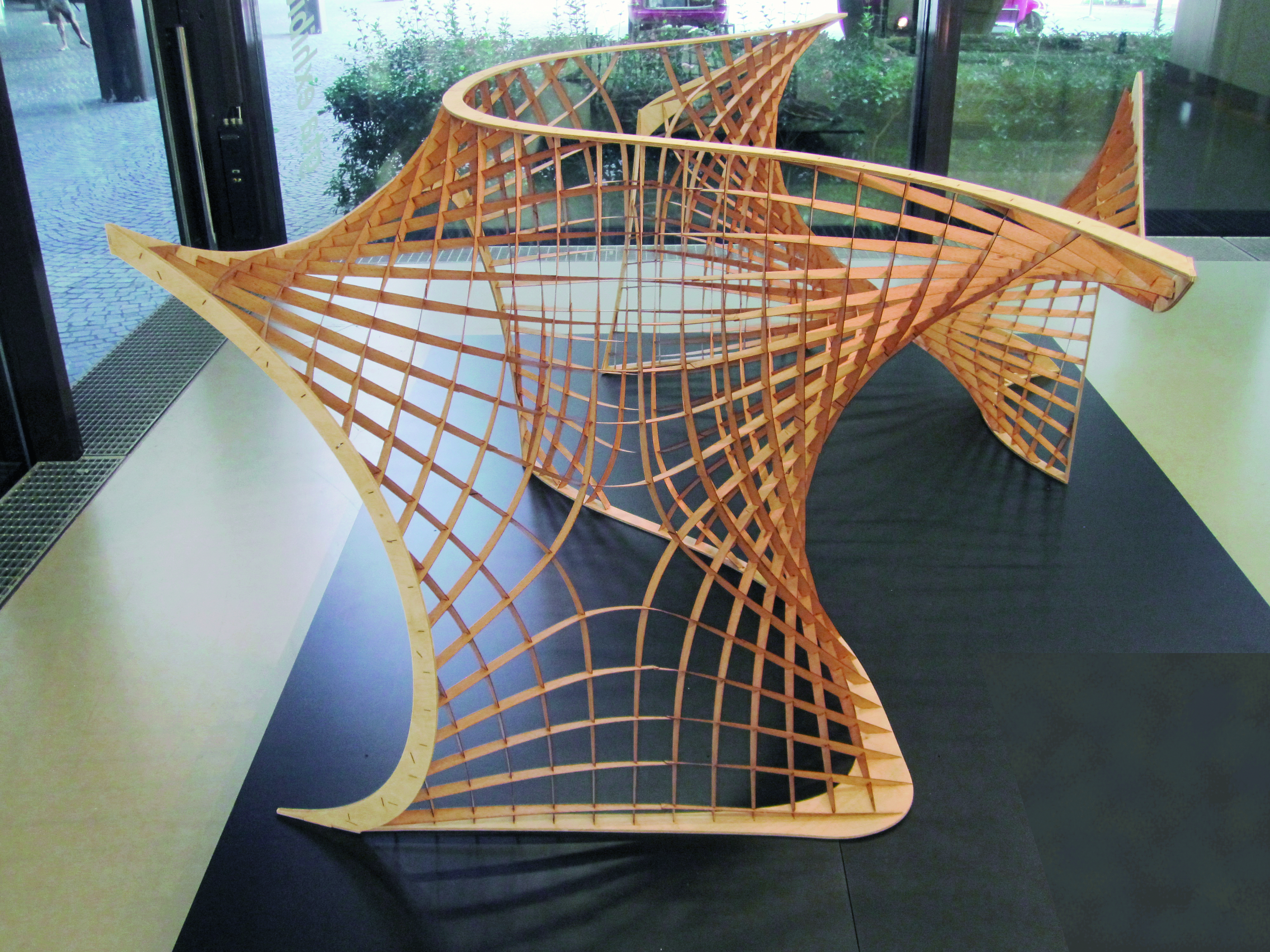 Entwurfsvorschlag für eine asymptotische Rasterschale als Pavillon (Modell): «Asymp­totic Gridshell» von Denis Hitrec und Eike Schling, 2016. Die Stützstruktur wurde aus geraden Holzfurnierstreifen hergestellt. Alle Verbindungspunkte sind identisch und orthogonal.