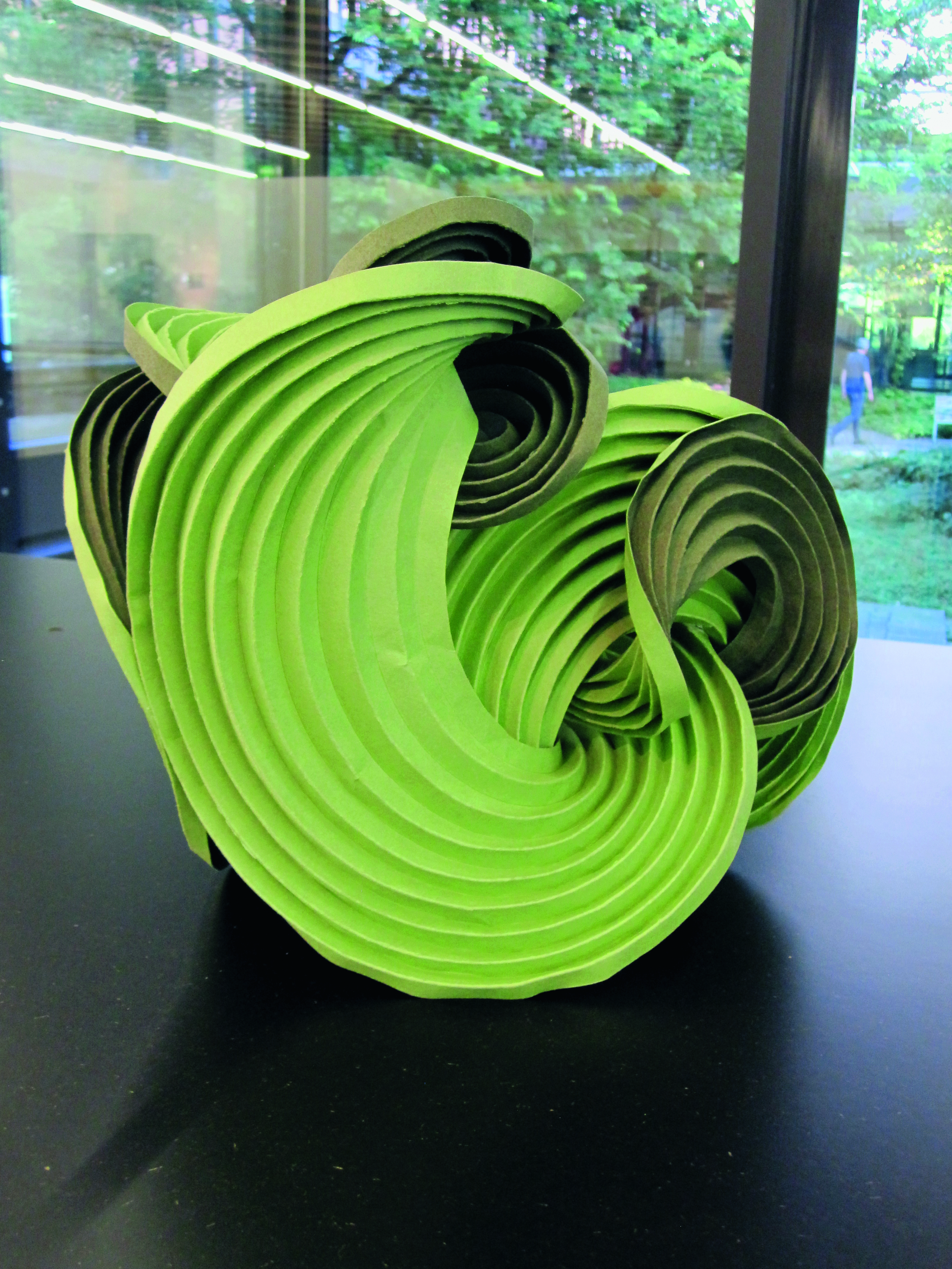 «Curved-Crease Sculpture» von Erik und Martin Demaine, 2012. Aus den von Hand gefalteten Formen werden mathematische Prinzipien für die Architektur abgeleitet.