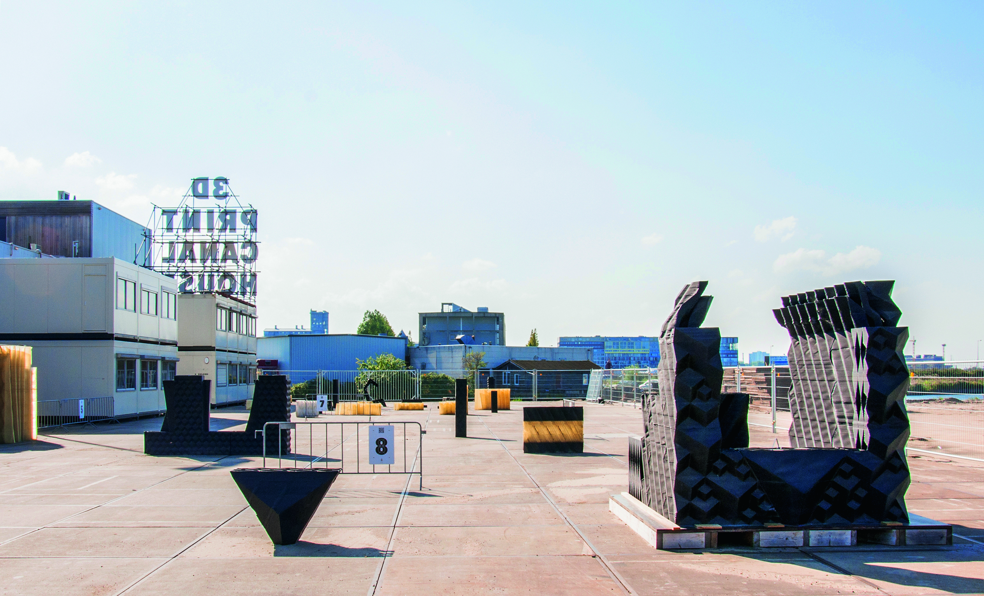 Noch stehen auf dem Baugrund des «3D Print Canal House» in Amsterdam erst vereinzelte Fertigteile. Da das Bauprojekt von Forschung und Entwicklung begleitet wird, soll es insgesamt drei Jahre bis zur Vollendung dauern.