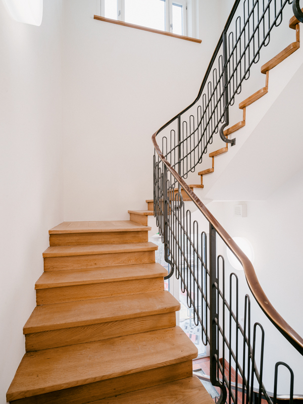 Die nicht Suva-konformen bestehenden Geländer im Nordflügel sicherten die Architekten mit passenden gebogenen Staketenschlaufen.