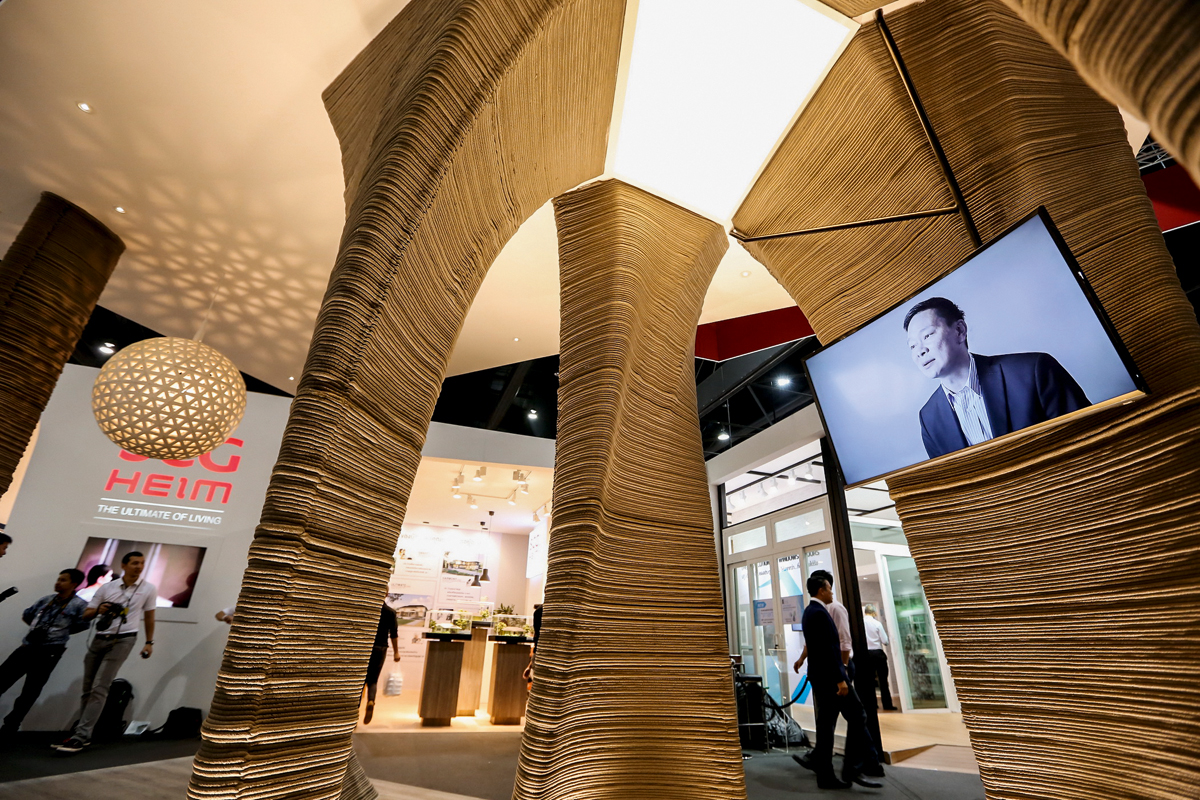 Für die Säulen eines Ausstellungspavillons auf einer thailändischen Baumesse verwendete Architekt Chaowakul einen 3-D-Drucker aus Italien. Seine Partnerfirma entwickelte speziell dafür eine dickflüssige, schnell trocknende Zementmischung.