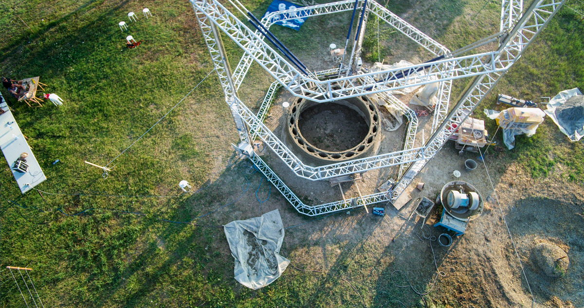 Die italienischen Mechatroniker arbeiten mit einem Prototyp, um das Verfahren zu testen und zu optimieren. Ihnen geht es weniger um das gedruckte Objekt als um den 3-D-Drucker selbst.