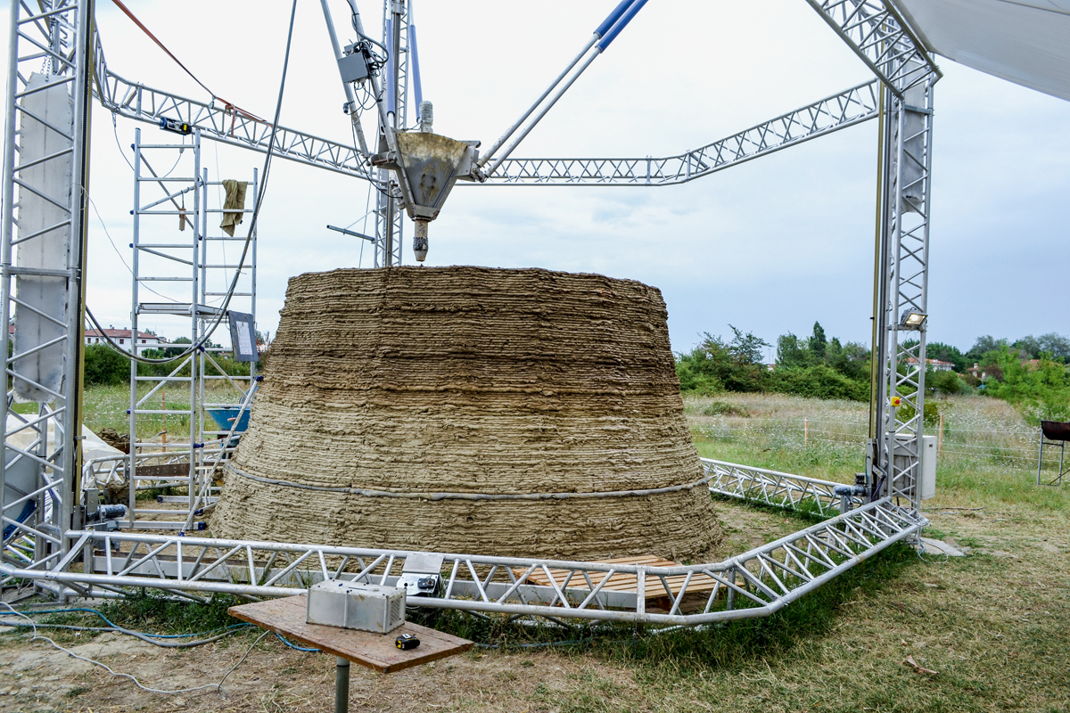 Die italienischen Mechatroniker arbeiten mit einem Prototyp, um das Verfahren zu testen und zu optimieren. Ihnen geht es weniger um das gedruckte Objekt als um den 3-D-Drucker selbst.