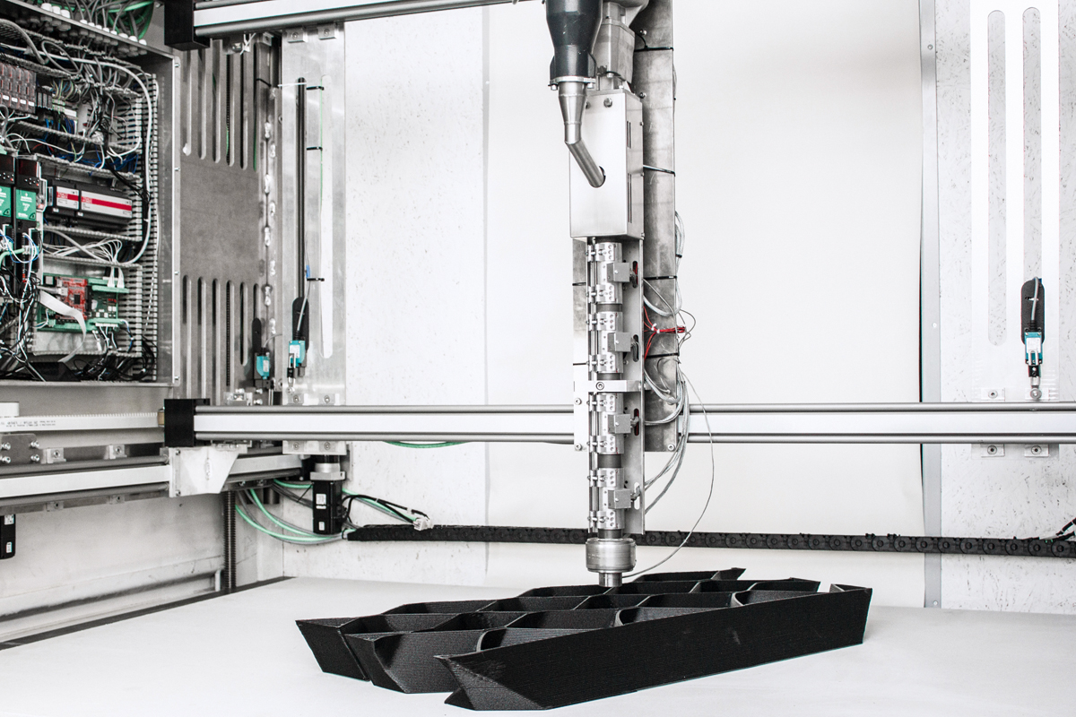 Die Fertigteile des Kanalhauses werden in Konstruktions-­Schmelzklebstoff gedruckt. Dieser besteht zu 80 % aus Pflanzenöl und verflüssigt sich bei 170 °C. Grundsätzlich kann jedes Material eingesetzt werden, das nach dem Schmelzen wieder aushärtet.