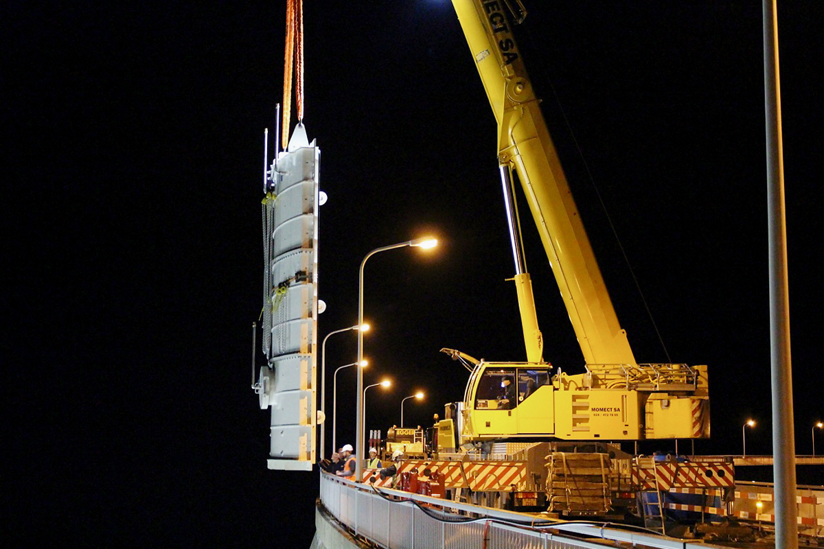 Der Abschluss für den Grundablass wird für die spätere Montage an der Staumauer vor dem Einlauf positioniert.