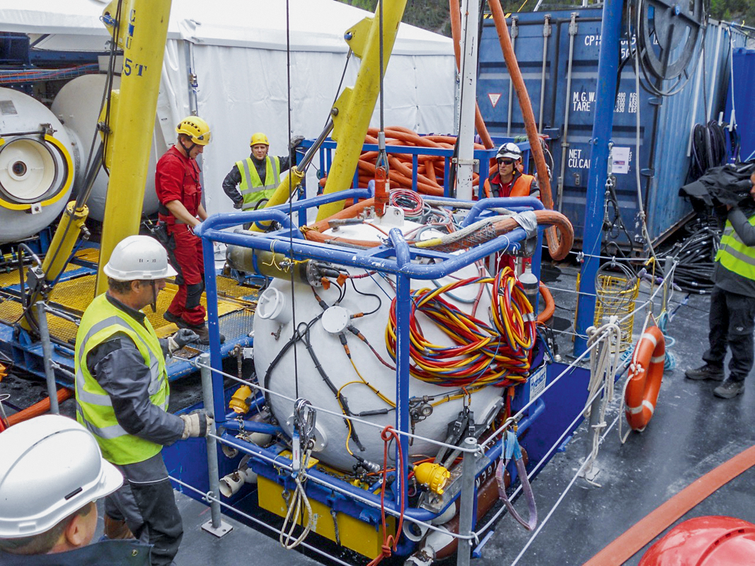 Die Tauchglocke mit zwei Tauchern an Bord an der offiziellen Eröffnung der Baustelle Mitte Juni.