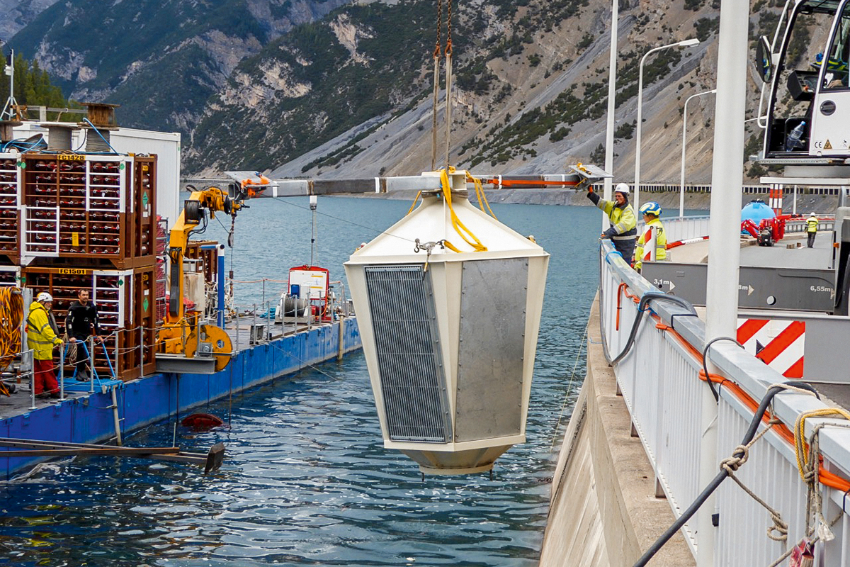 Der Trompeteneinlauf des künftigen Dotierwassereinlaufs wird in den See abgesenkt.