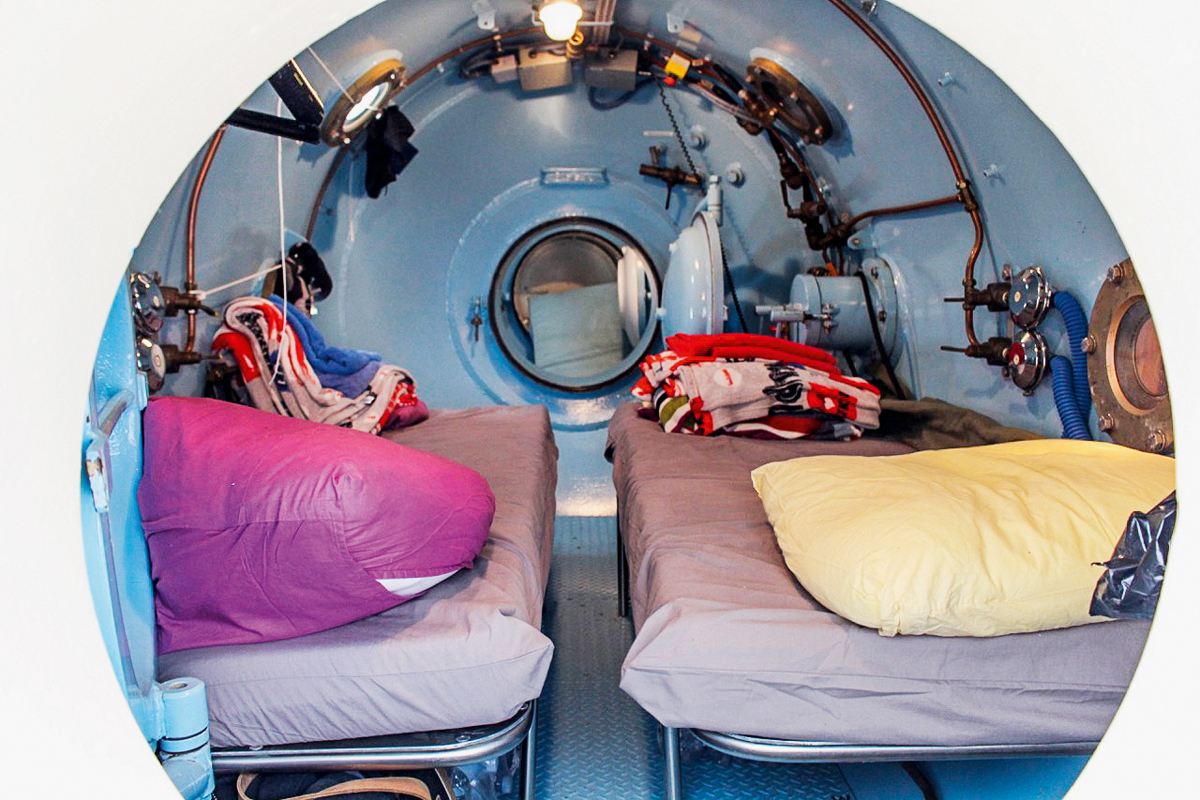 Eines der beiden «Schlafzimmer» der Sättigungstaucher. Es ist an die anderen Module der Druckkammer angedockt.