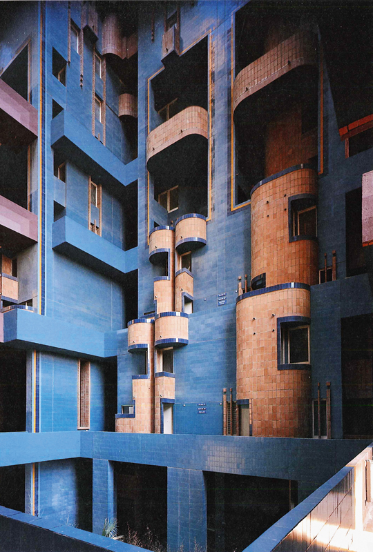 Walden 7: Bald nach der Fertigstellung begann die Utopie zu bröckeln, Bauschäden traten auf. Später wurde die ursprüngliche Fliesenfassade zu grossen Teilen durch Putz ersetzt. Das Bild aus den 1970er-Jahren zeigt einen Hof im Originalzustand mit Kacheln.