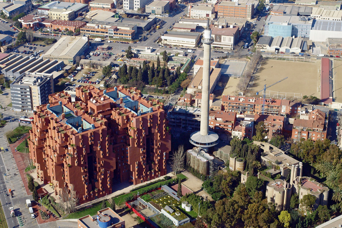 Walden 7 aus der Vogelperspektive mit der Cimenteria rechts, in der sich die Büros von Ricardo Bofills Taller de Arquitectura befinden.