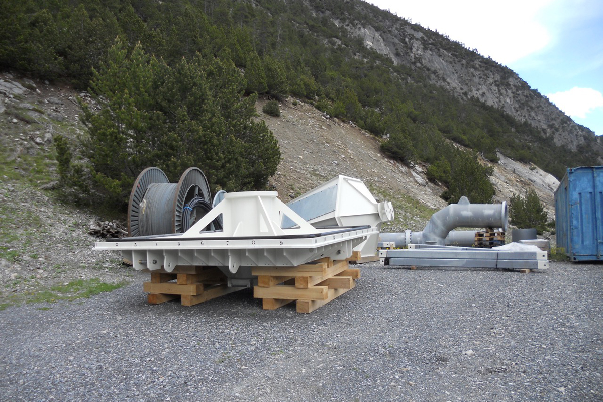 Abschluss für den Dotiereinlauf; dahinter befinden sich das Rohr und der Trompeteneinlauf. Damit wird das Dotierwasser künftig 9 m höher gefasst. Dank dieser Modifikation reduziert sich das Risiko eines Schlammeintrags in den Spöl deutlich.