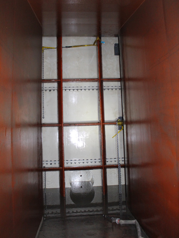 Etappenziel erreicht: Der Abschluss sperrt das Seewasser vom Grundablasskanal ab und ist dicht. Nun kann die Revision der Anlagenteile im Trockenen durchgeführt werden.