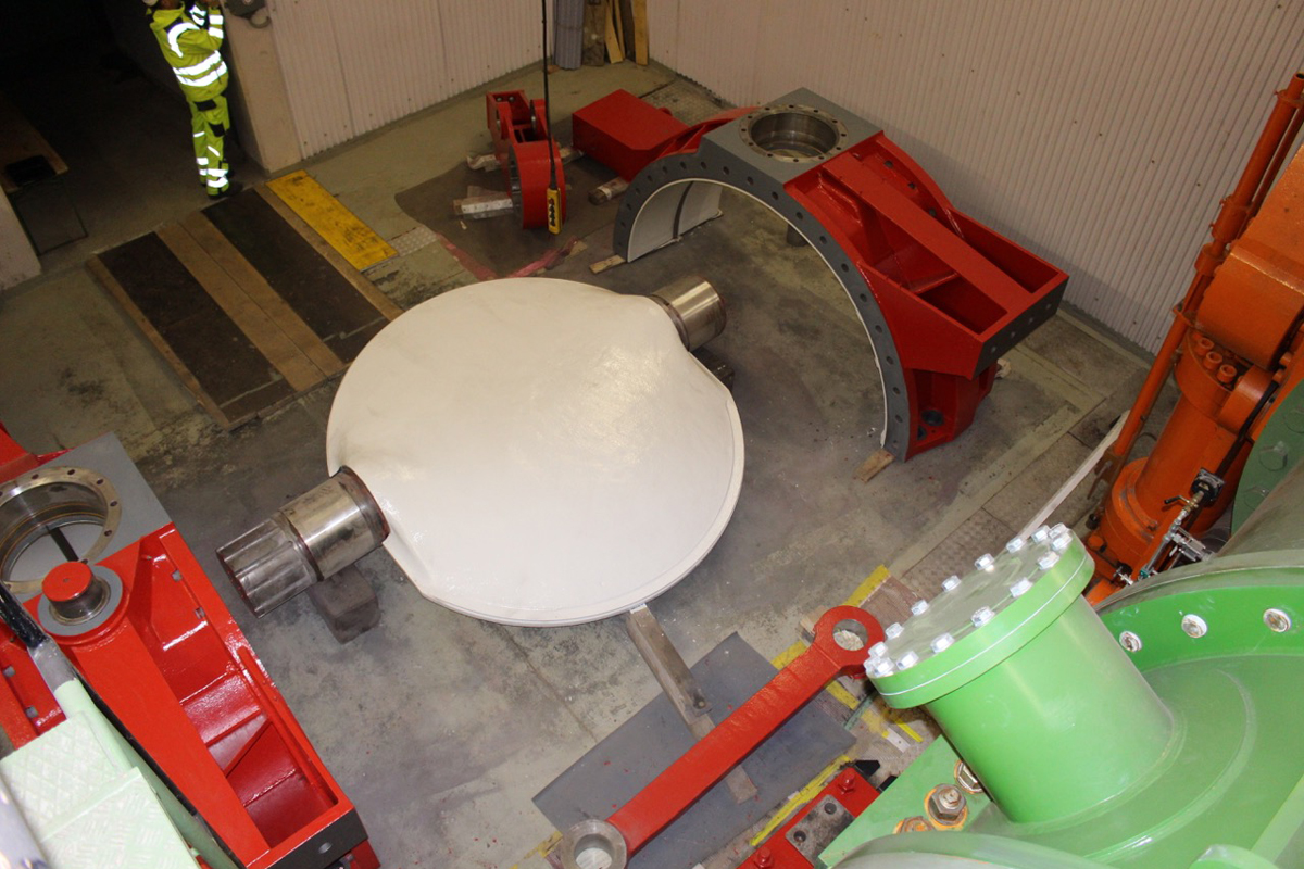 Ausgebaute und revidierte Drosselklappe. Während der Revision ist die zweite Drosselklappe im Einsatz.