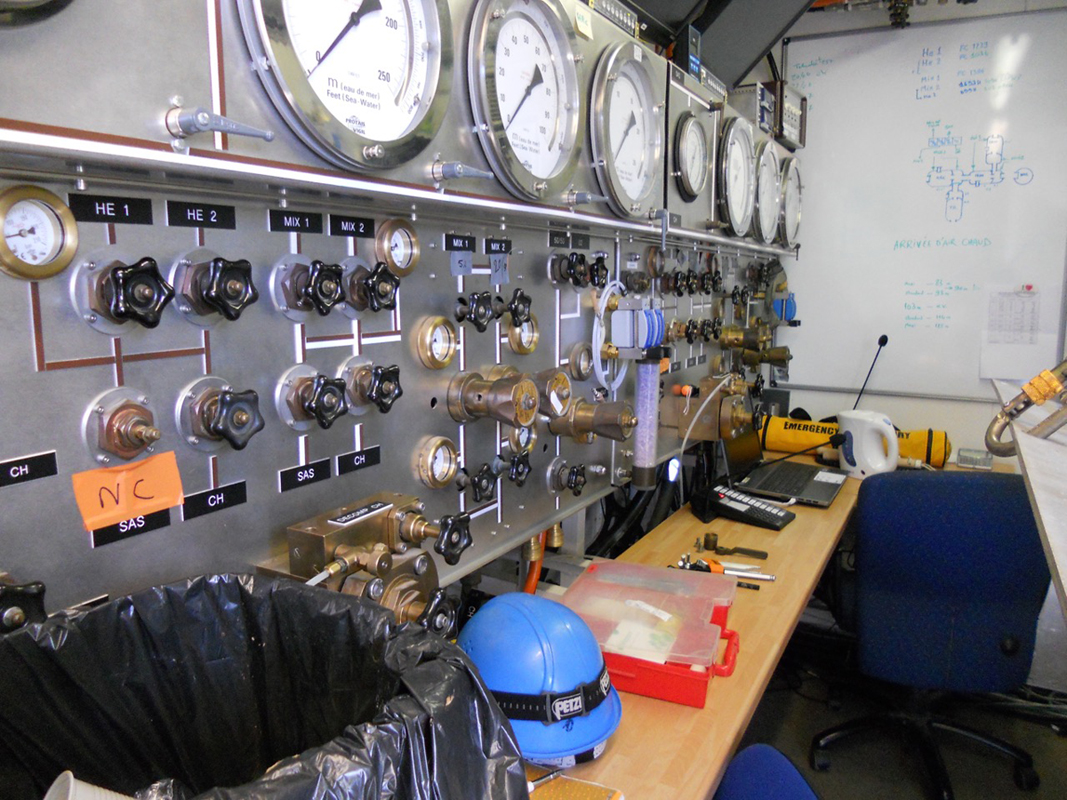 Überwachungsraum der Taucharbeiten.