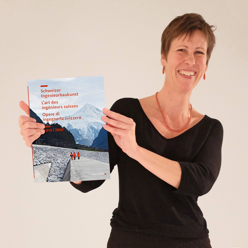 Darüber gesprochen wurde schon vor neun Jahren. Diesen Herbst ist es nun erhältlich, dank dem Engagement der beiden Verbände SIA und usic. Espazium-Verlagsleiterin Katharina Schober präsentiert das erstmals erschienene Buch «Schweizer Ingenieurbaukunst 2015/2016». Darüber gesprochen wurde schon vor neun Jahren. Diesen Herbst ist es nun erhältlich, dank dem Engagement der beiden Verbände SIA und usic. Espazium-Verlagsleiterin Katharina Schober präsentiert das erstmals erschienene Buch «Schweizer Ingenieurbaukunst 2015/2016».