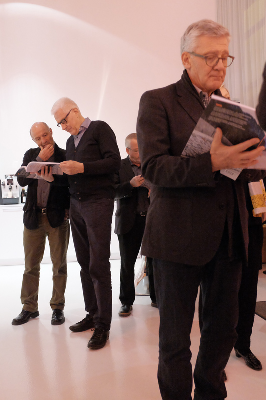 Interessierte Leserschaft: Ingenieur Walter Bieler (Mitte) und espazium-Verwaltungsratsmitglied Urs Zeier.