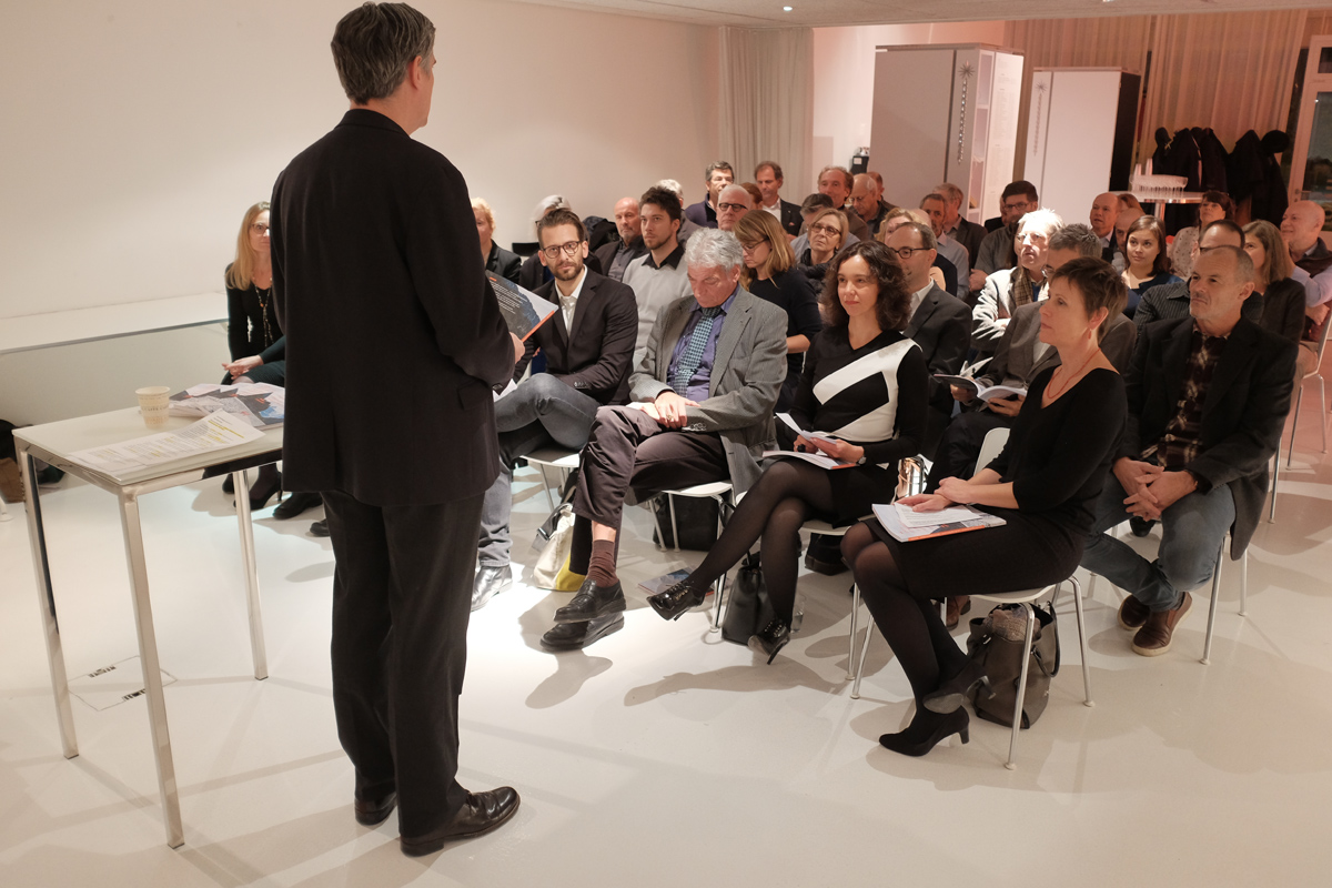 SIA-Präsident Stefan Cadosch begrüsst die Gäste an der kleinen, feinen Buchvernissage und freut sich, dass er als Architekt und als Erster die Leistung der Ingenieure hervorheben darf.