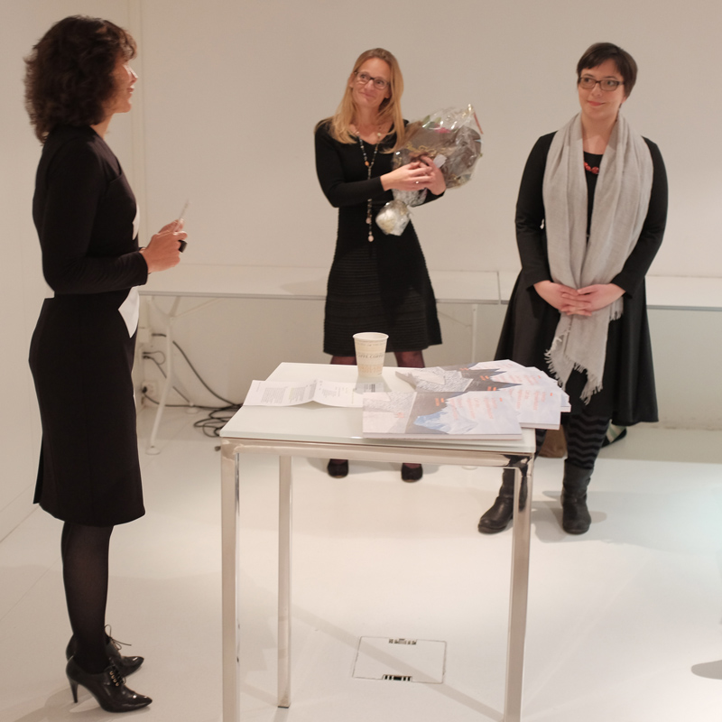 Die Macherinnen im Fokus: Judit Solt, TEC21-Chefredaktorin, verdankt den eindrucksvollen Einsatz von Clementine Hegner-van Rooden, verantwortliche Redaktorin, und Art-Directorin Anna-Lena Walther. Die Macherinnen im Fokus: Judit Solt, TEC21-Chefredaktorin, verdankt den eindrucksvollen Einsatz von Clementine Hegner-van Rooden, verantwortliche Redaktorin, und Art-Directorin Anna-Lena Walther.