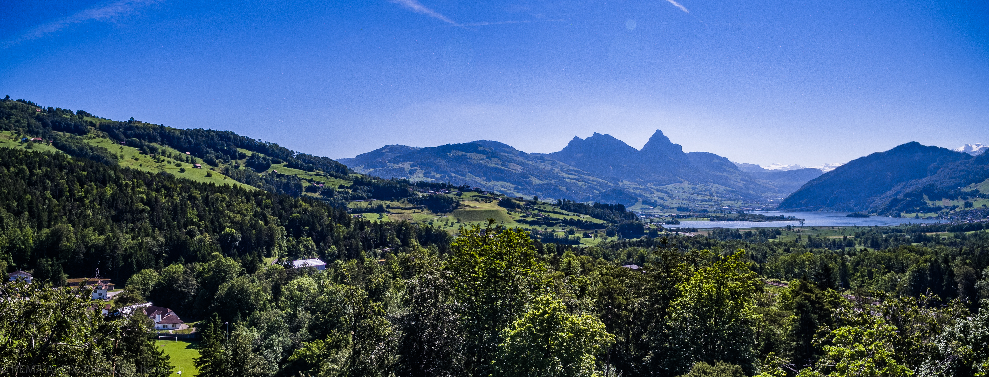 Blick von der Aussichtsplattform nach Osten auf den Lauerzersee und die Mythen.