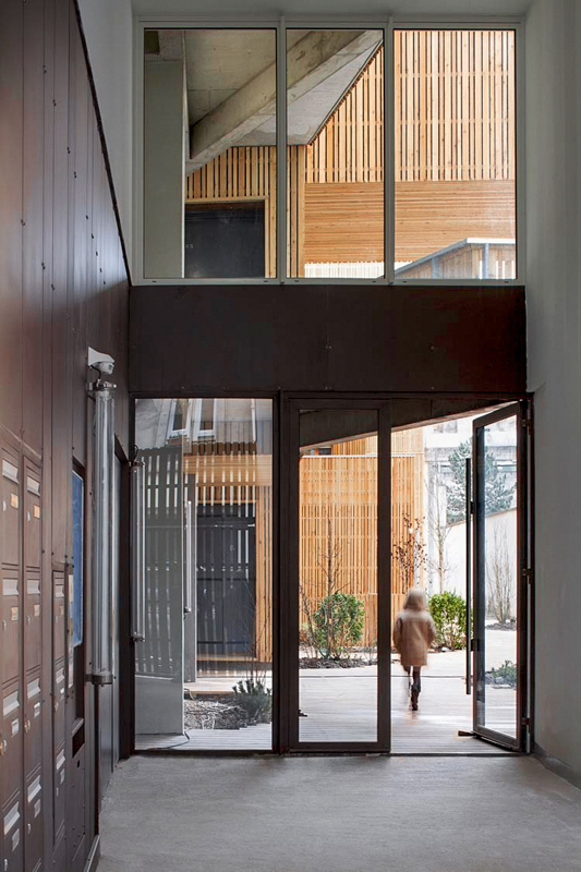 Die räumlich überhöhten Hauseingänge sind gut belichtet.