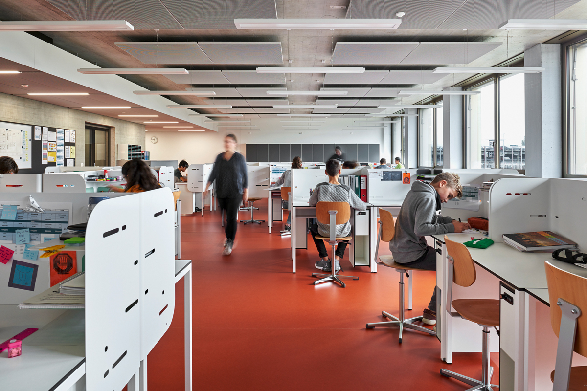 Die neue Lernlandschaft der Sekundarschule – im Bild das Atelier – erinnert an ein Grossraumbüro.