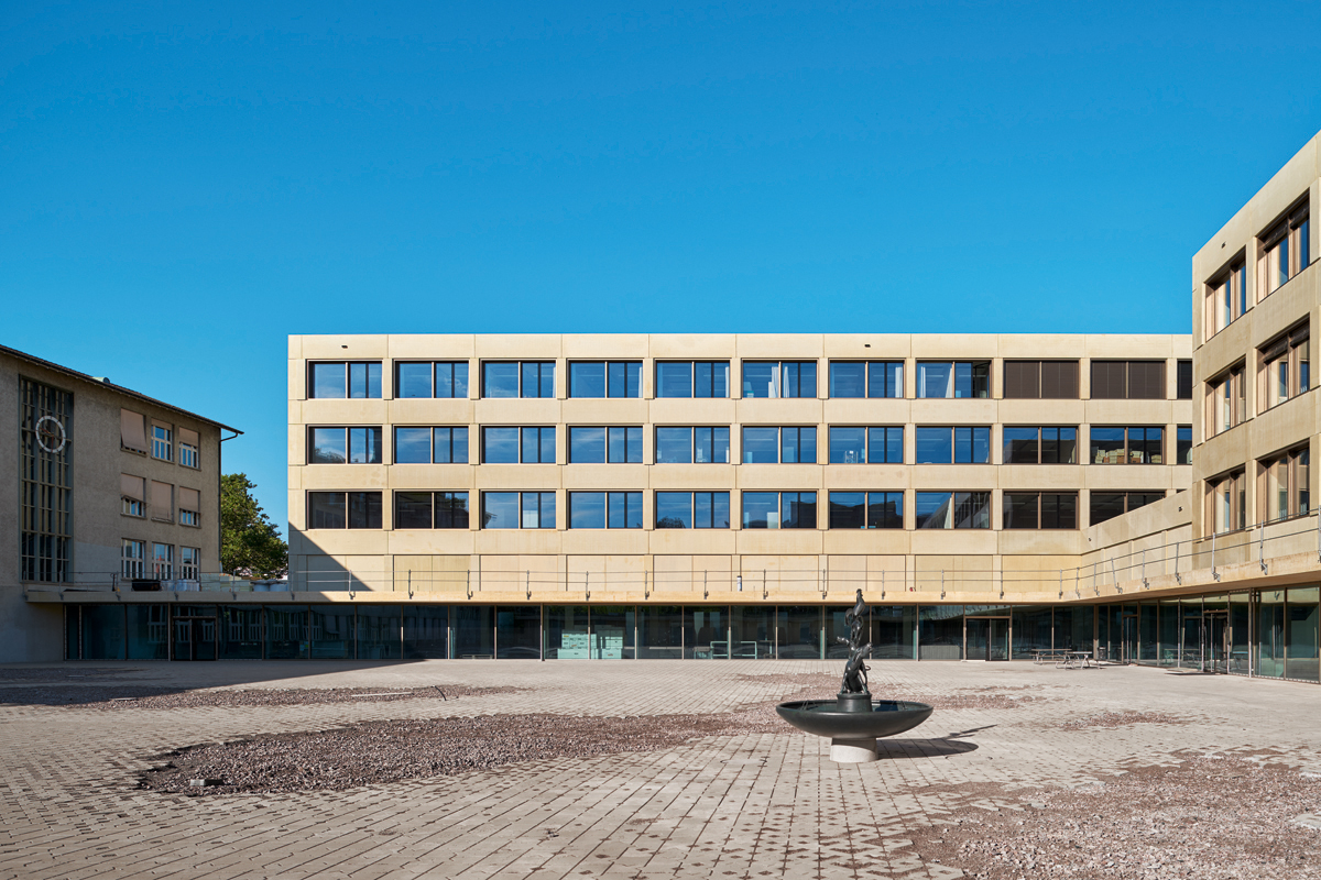 Schulhaus Sandgruben, Altbau (links) und Neubau vom Pausenplatz aus. Der Altbau wird bis Sommer 2017 von Stücheli Architekten instandgesetzt.