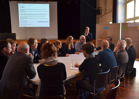 Eine der vier Tischdiskussionen, hier moderiert von Oliver Martin, Leiter Sektion Heimatschutz und Denkmalpflege, BAK.