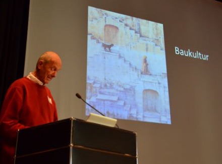 Carl Fingerhuth, ehemaliger Kantonsbaumeister von Basel und Honorarprofessor an der Technischen Universität Darmstadt, bei seinem Vortrag.