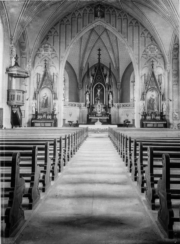 Die Chronologie der historischen Aufnahmen mit Blick gegen den Chor zeigt die Raumhülle im Wandel der Zeit: die ursprüngliche Fassung aus dem Jahr 1862 mit der bauzeitlichen Dekorationsmalerei von Karl August Jäggli.