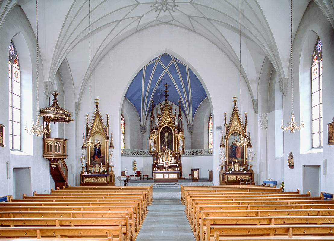 In den 1970er-Jahren wurden Wände und Decken weiss gefasst, der Zustand vor der Restaurierung. Der Anstrich mit Dispersionsfarbe begünstigte, dass Schimmelpilzherde an den Wänden, der Ausstattung und in der Orgel entstanden.