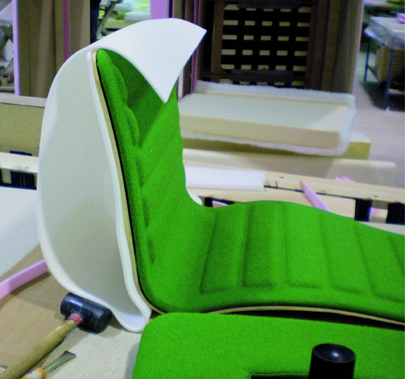 Una delle fasi di produzione della sedia Lotus progettata da Jasper Morrison.