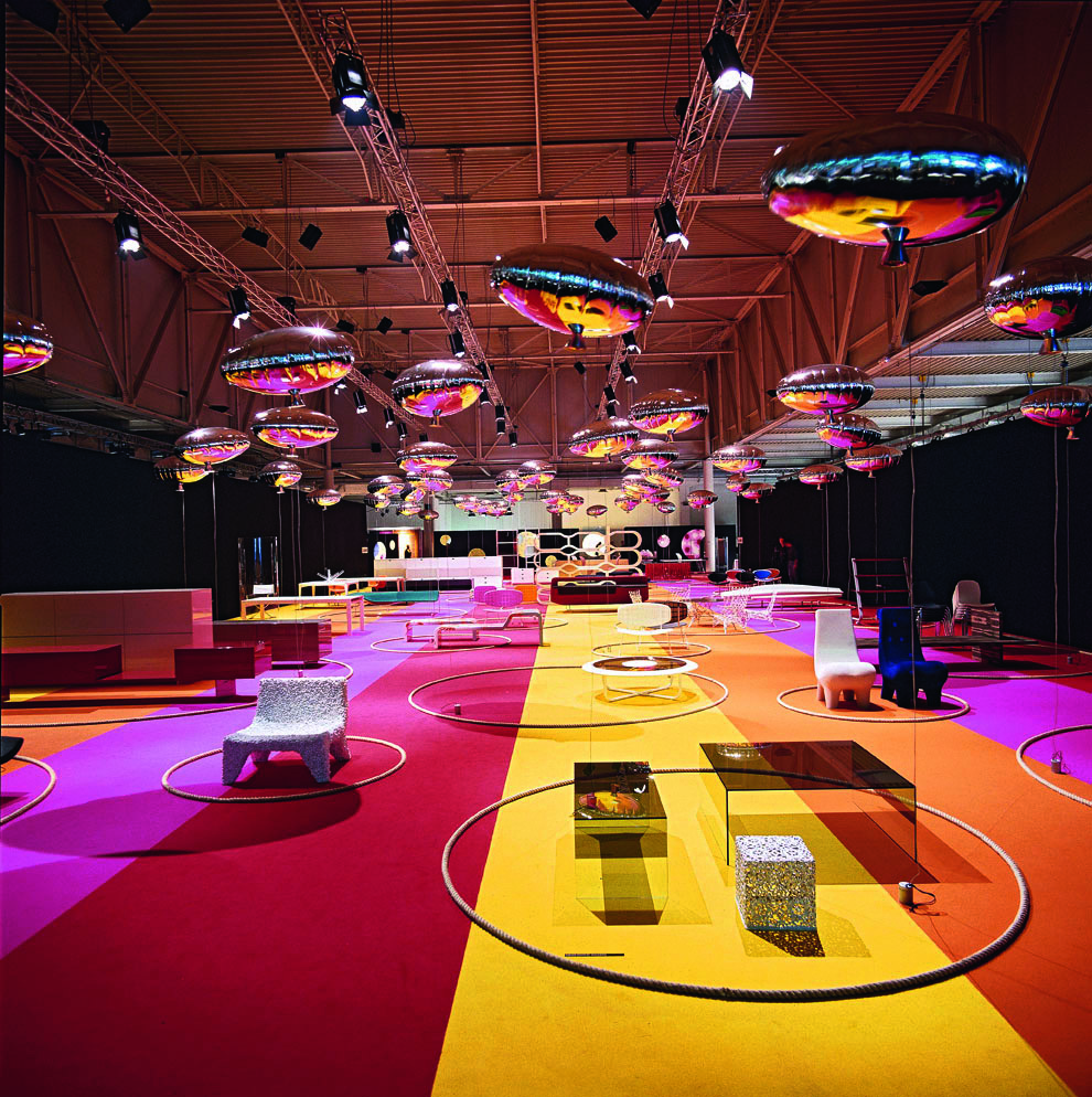 Presentazione Cappellini a Superstudio in occasione del Salone del Mobile 2001. Allestimento di Jasper Morrison (a terra) e Philippe Starck (soffitto).