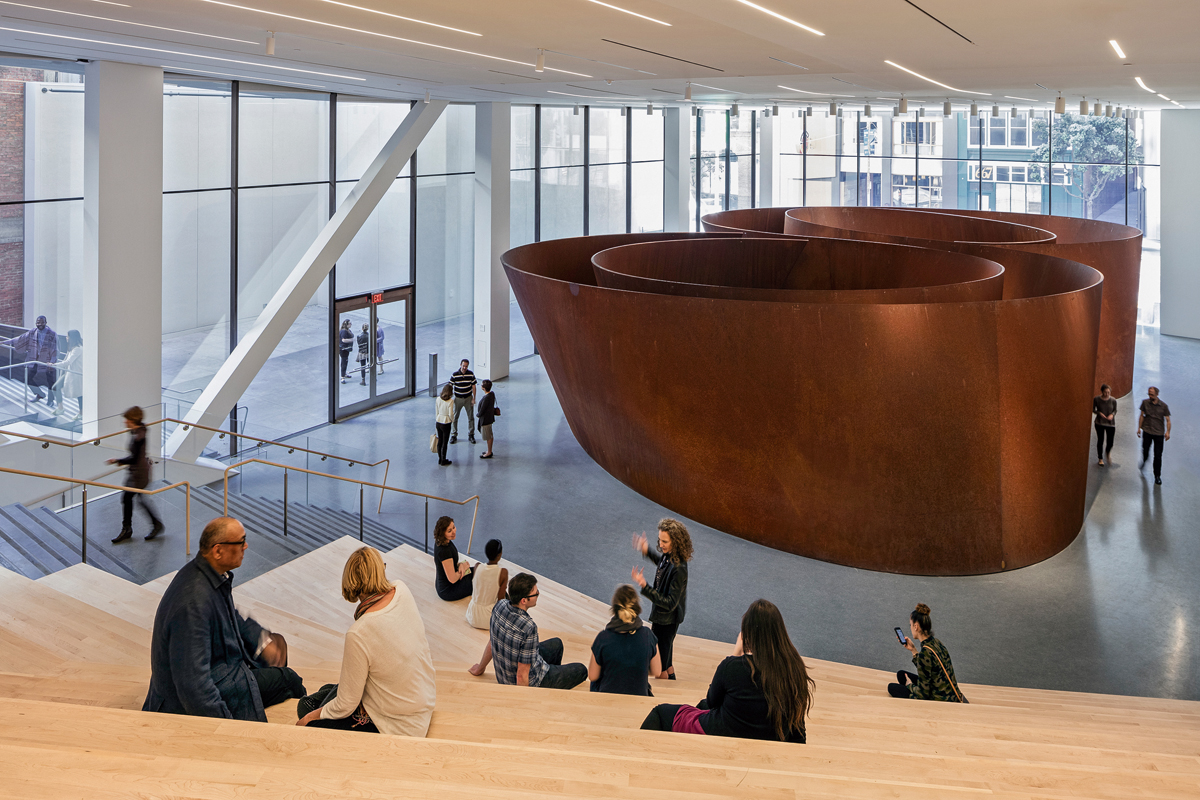 Die Roberts Family Gallery zeigt Richard Serras «Sequence» (2006). Links der neue seitliche Eingang des Museums.