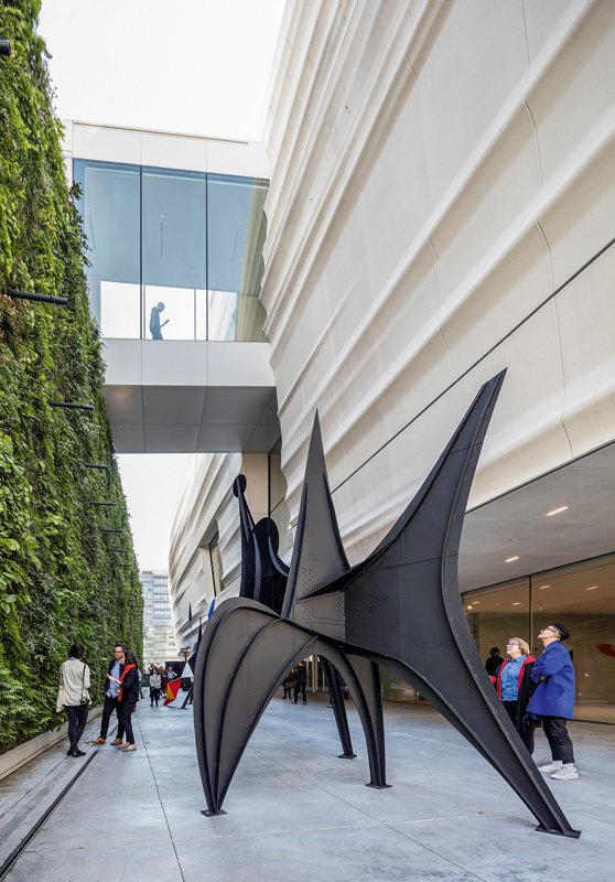 Links im Bild: die mit Pflanzen begrünte «Living Wall», entworfen von Habitat Horticulture.