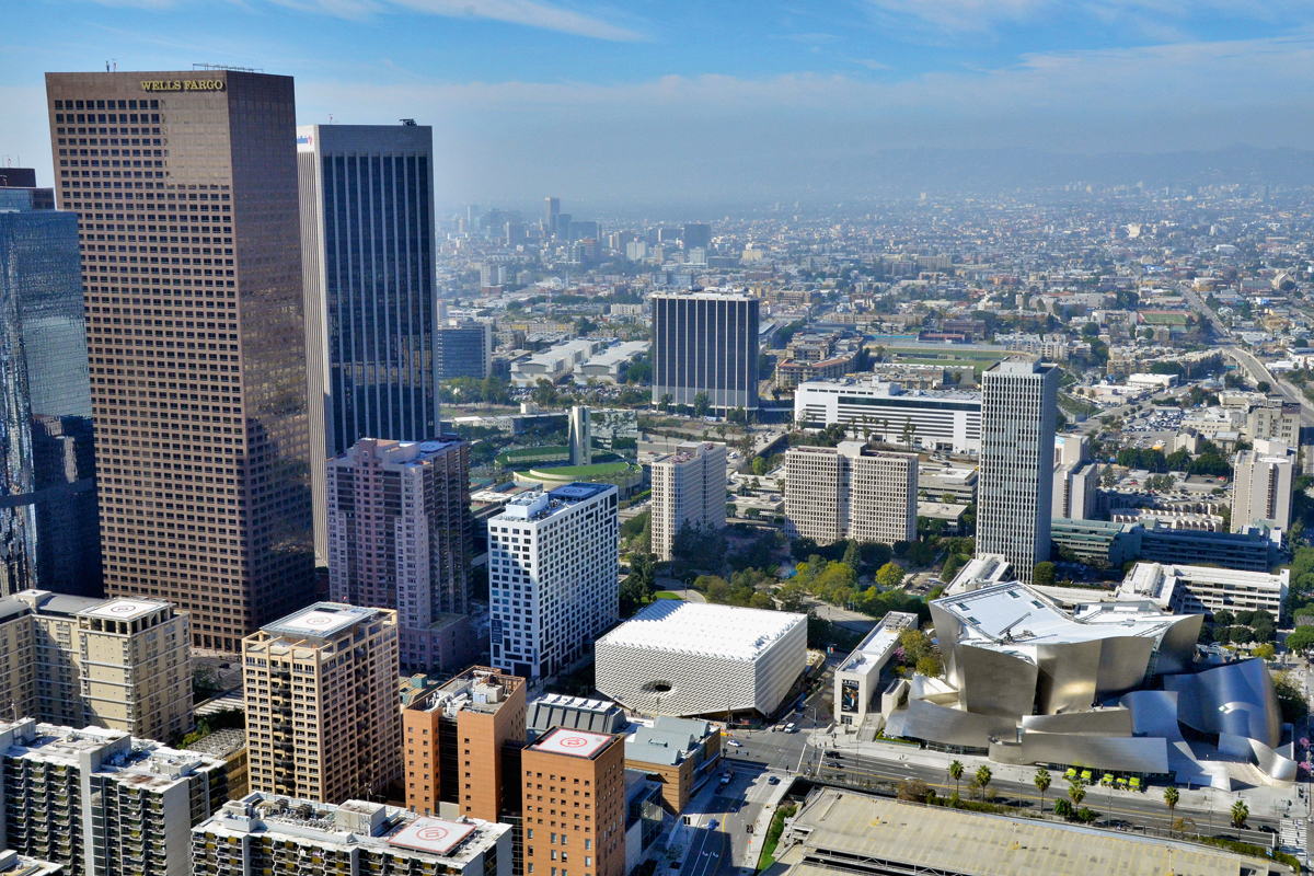 Das Broad Museum, rechts daneben die glänzende Walt Disney Concert Hall.