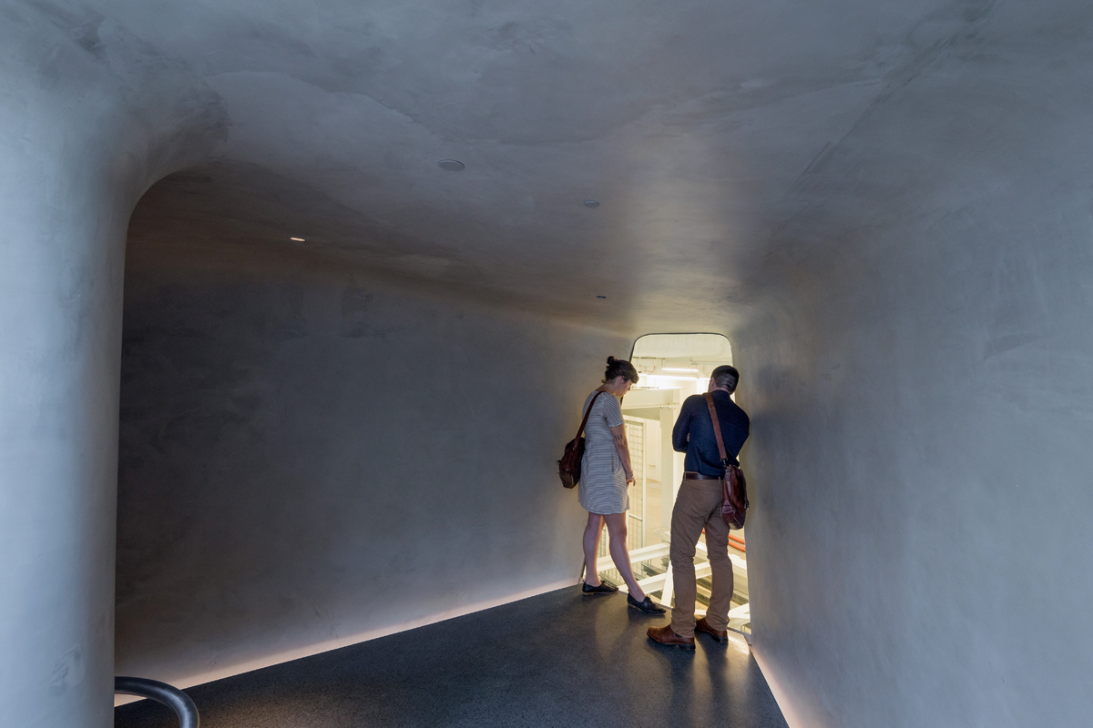 Blick von oben in die Gewölbekammer des Archivs.