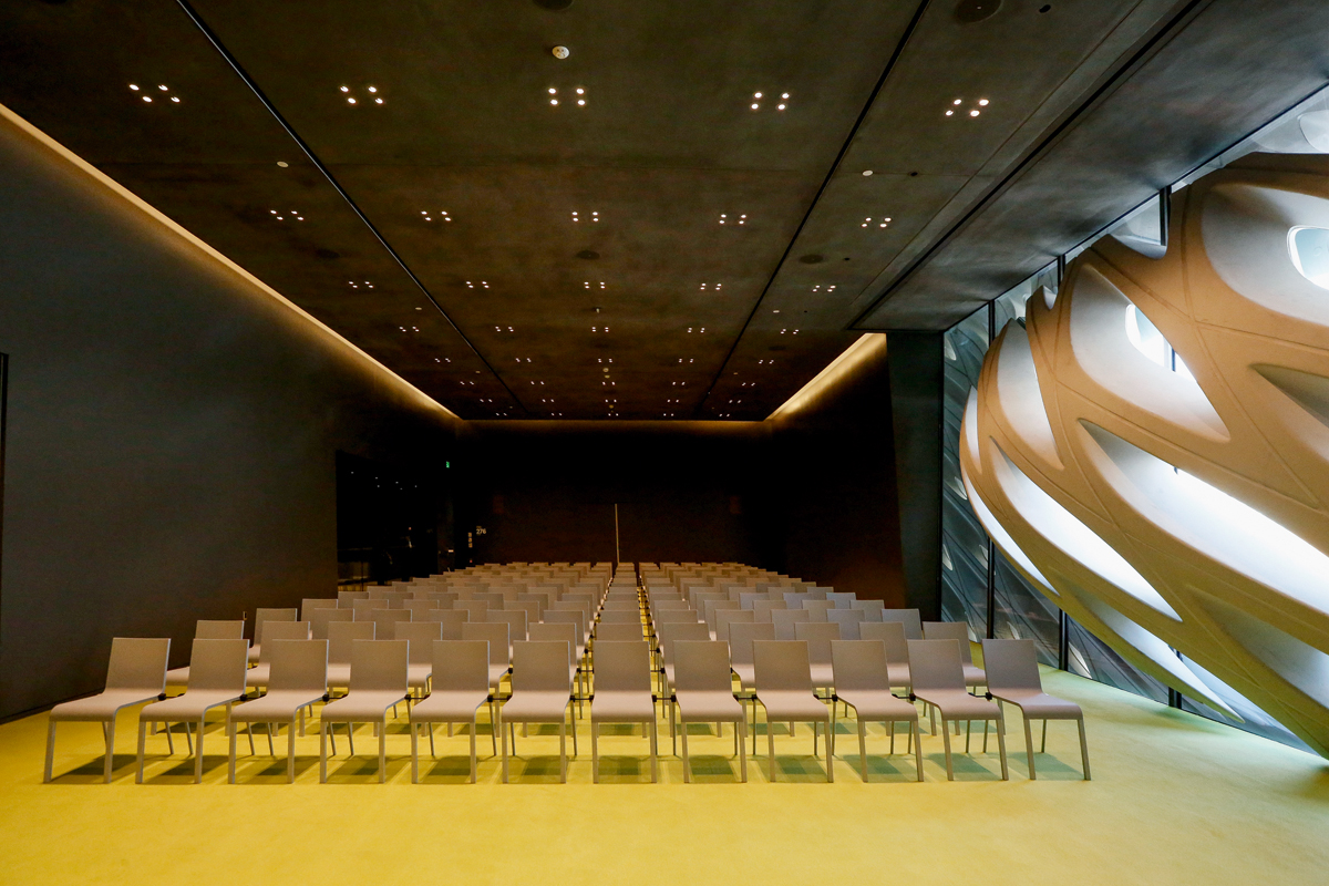 Okulus von innen betrachtet: eine eingebuchtete Fassade.