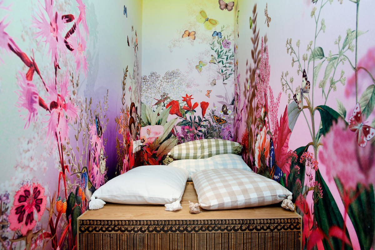 In einer Raumnische befindet sich der Bereich für die jüngsten Kundinnen und Kunden. Mit seiner individuellen Tapete ist der Kleinstraum ebenso detailreich gestaltet wie die Einkaufsflächen für die Grossen.