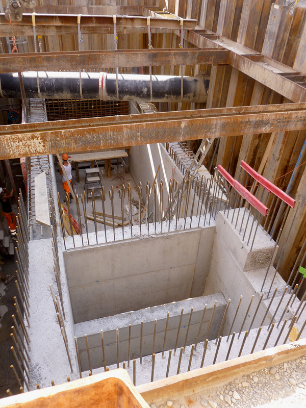 Das unterirdische Ölrückhaltebecken wird um die Abwasserleitung herumgebaut. Blickrichtung Ost.