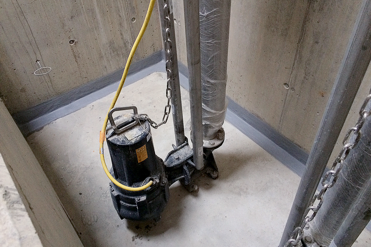 Zwei Pumpen sorgen für den Weitertransport des anfallenden Strassenwassers.