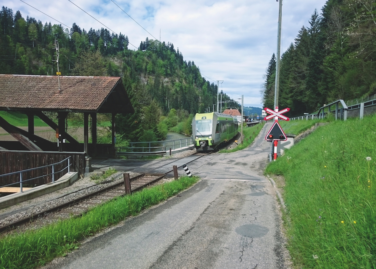 Heutiger Zustand mit Brücke über Ilfis, unbeschranktem Bahnübergang und Anschluss an Kantonsstrasse.