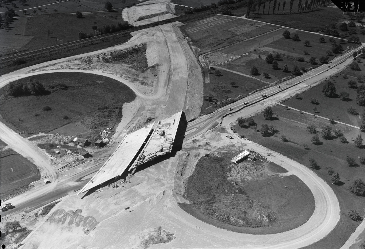 Autobahnbau N13 bei Altenrhein SG 1962: 57 Jahre nach dem Beschluss fehlen noch 70 km für das vollständige Nationalstrassennetz. Zusätzlich sind weitere Ausbau- und Tunnelvorhaben in der West- und Ostschweiz hängig.