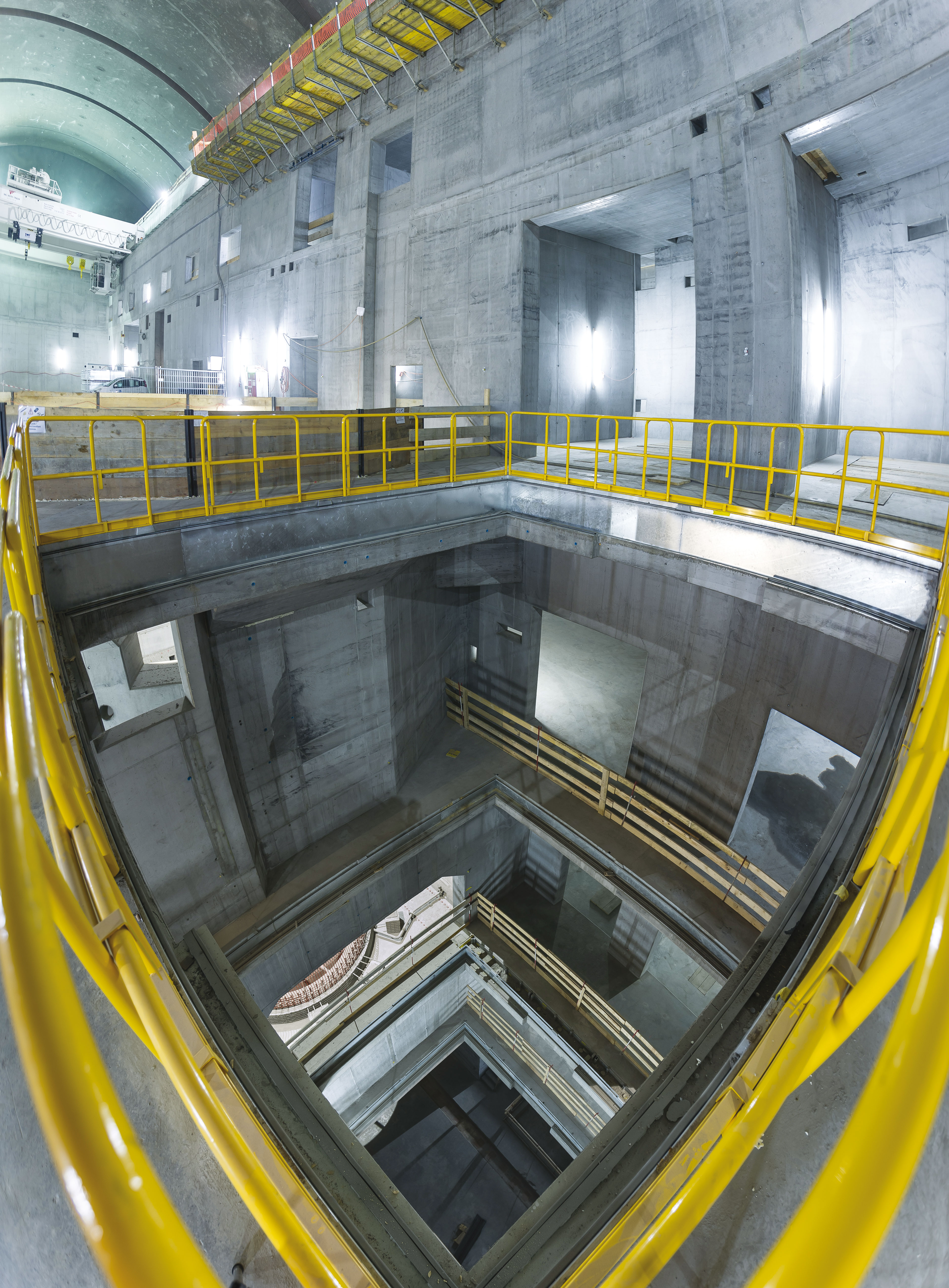 Caverne des machines, ouvertures dans les sols pour le montage et le démontage des machines, état au 14 décembre 2015 – après bétonnage